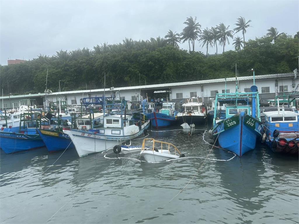 快新聞／台東富岡漁港漁船沉沒　海巡署「這動作」避免汙染