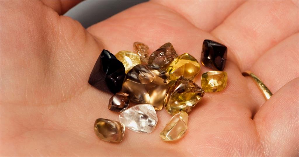 最頂的禮物！7歲女童慶生旅遊　坐石頭休息竟摸到「2.95克拉鑽石」