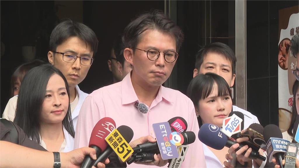 餐廳「貼頭放閃夫妻」竟是黃國昌！超低調「全身包緊緊」網驚：不用負責？
