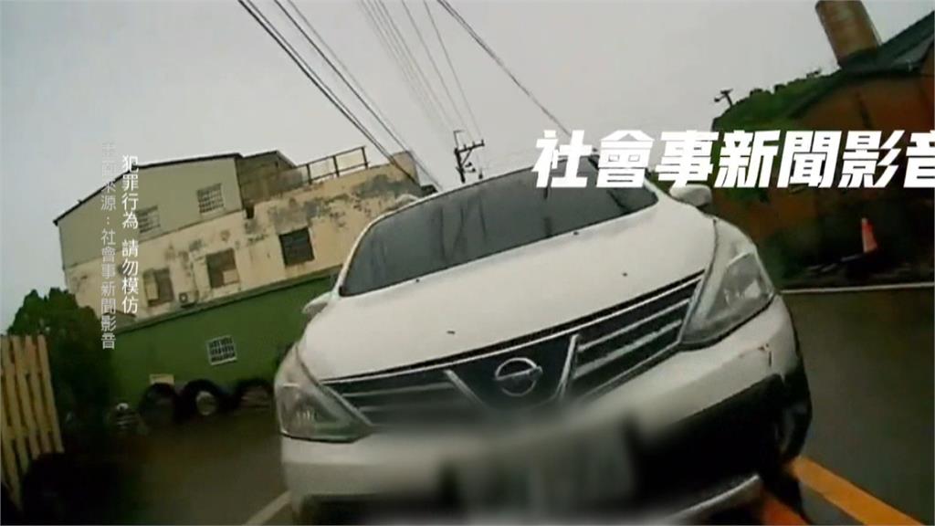 火氣大?轎車駕駛疑不滿被超車 竟猛踩油門 追撞機車騎士