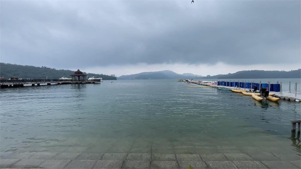 日月潭美景回來了 九蛙疊像剩四蛙探頭