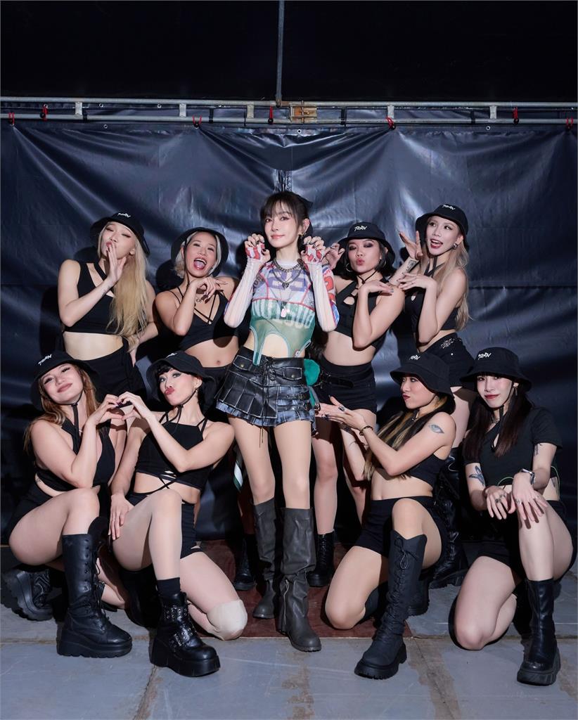 51歲謝金燕「擺臀辣舞」掀百萬朝聖　網讚「美長腿」她正面對決：都是...