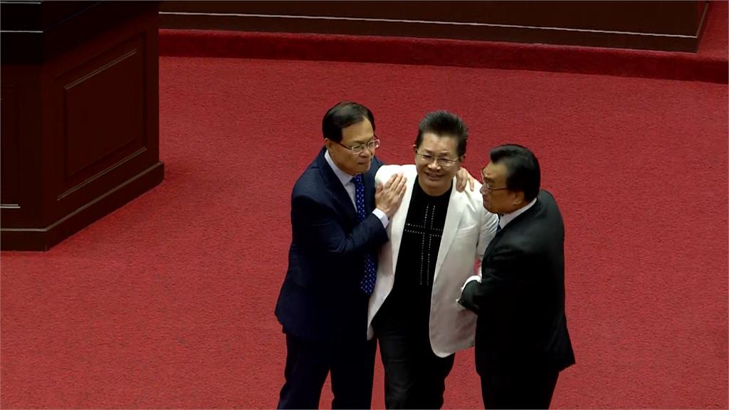 吳春城「壯世代爭議」辭立委 #-#郭國文酸:繼續接標案?