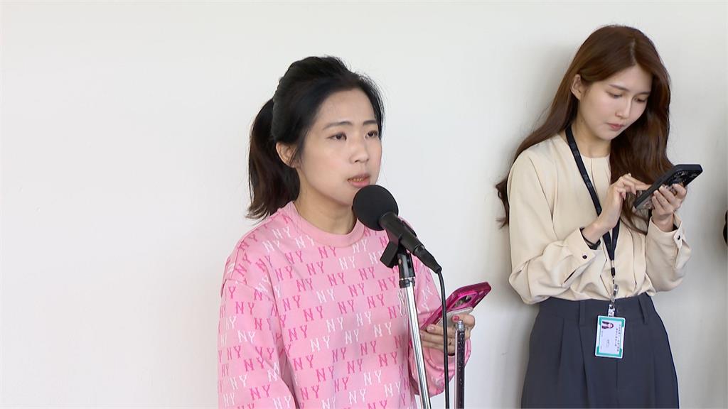 誤指外交部專員是共諜 徐巧芯兩天鞠躬10次家屬仍告