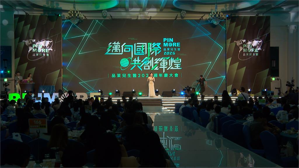 生醫公司品茉兒摸彩犒賞團隊 捐贈2復康巴士給市府助公益