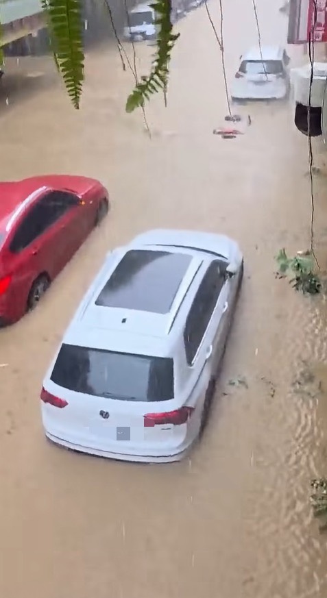 快新聞／內湖大淹水！馬路變「滾滾黃河」　汽車泡水畫面曝光