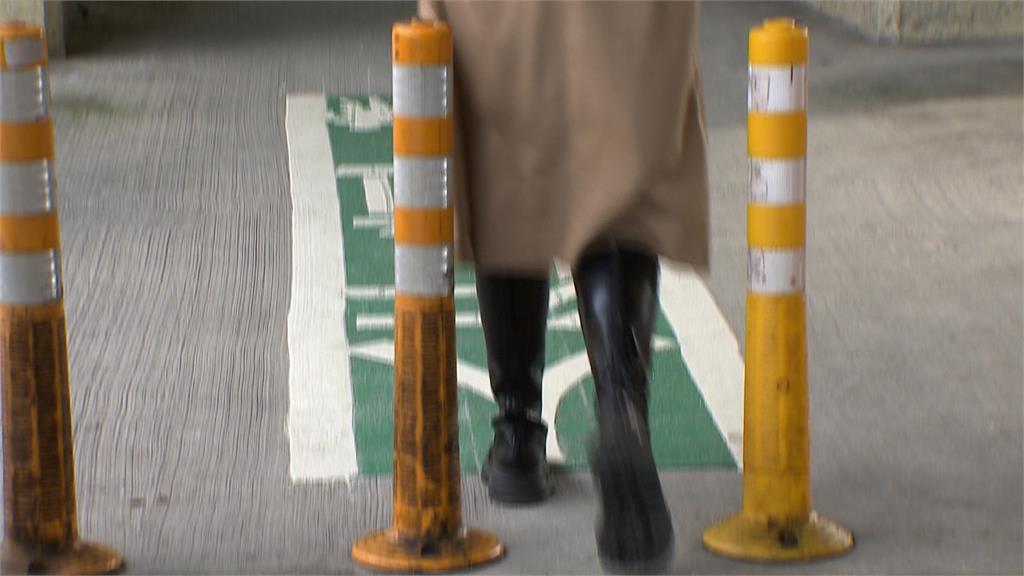 停車場出入口劃設2米長綠色人行道 多餘!民眾:像考照直線車道