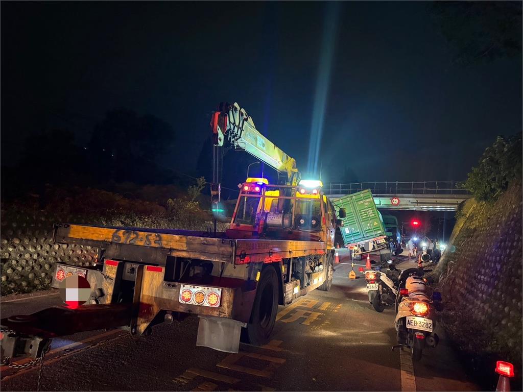 快新聞/離譜!貨櫃曳引車慘卡林口便橋 司機受傷送醫