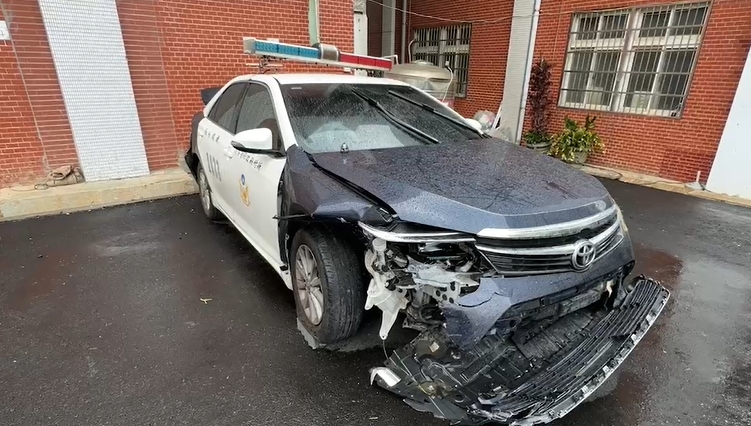 快新聞／駕駛拒檢逃逸還故意撞警車！車頭爆開畫面曝　警方現場逮人搜出毒品