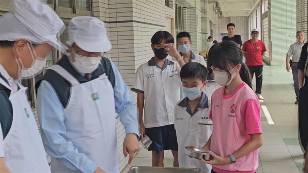 黃偉哲化身打菜員陪學生吃午餐　送文旦歡慶中秋節