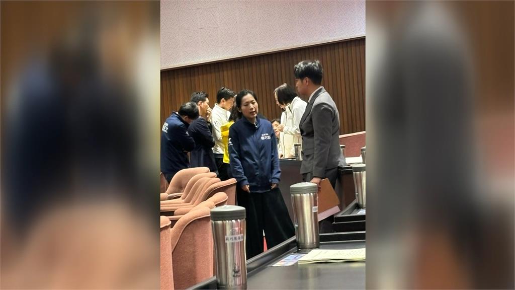 時機敏感?藍委突衝議場開會 綠狠酸「修容小組商討對策」