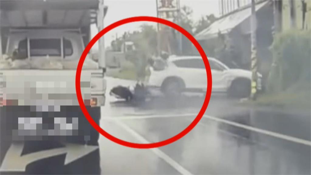疑視線死角！機車猛撞轉彎轎車　騎士噴飛重摔釀下巴、鎖骨骨折