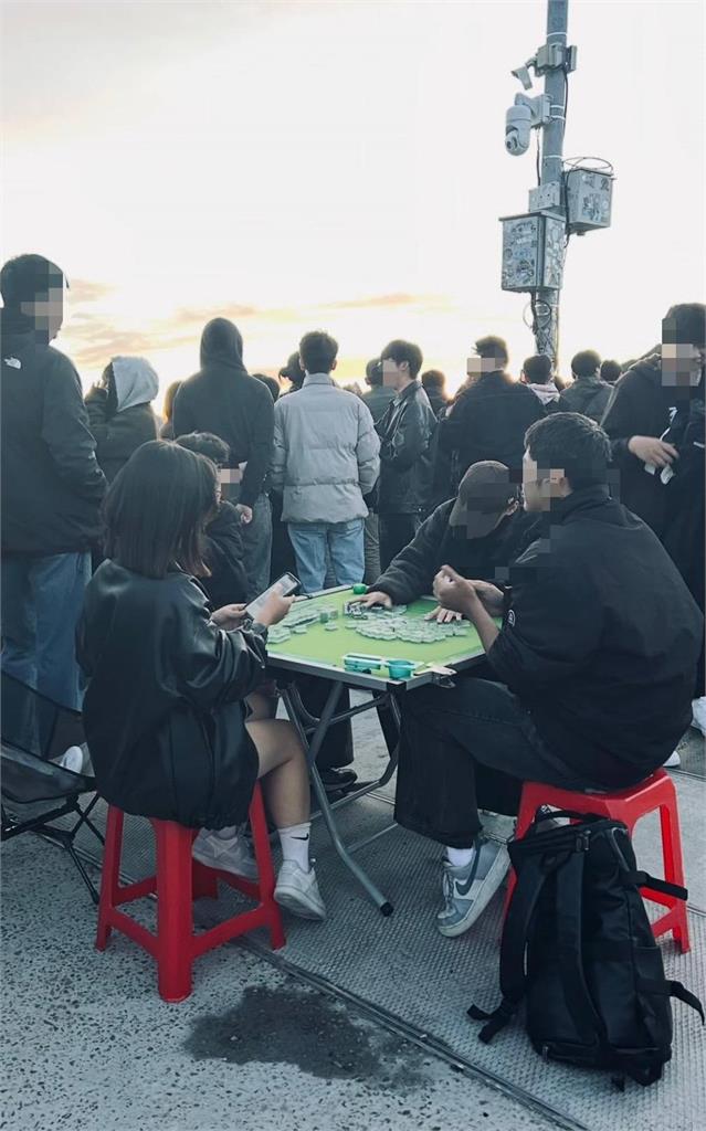 武嶺風景區再亂！才有民眾擺桌打麻將　又爆占地當營區「5口搭帳棚睡」