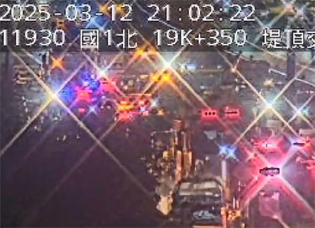 快新聞/最新!國1汐五高架堤頂段火燒車 整台車瞬間燒成一團火球
