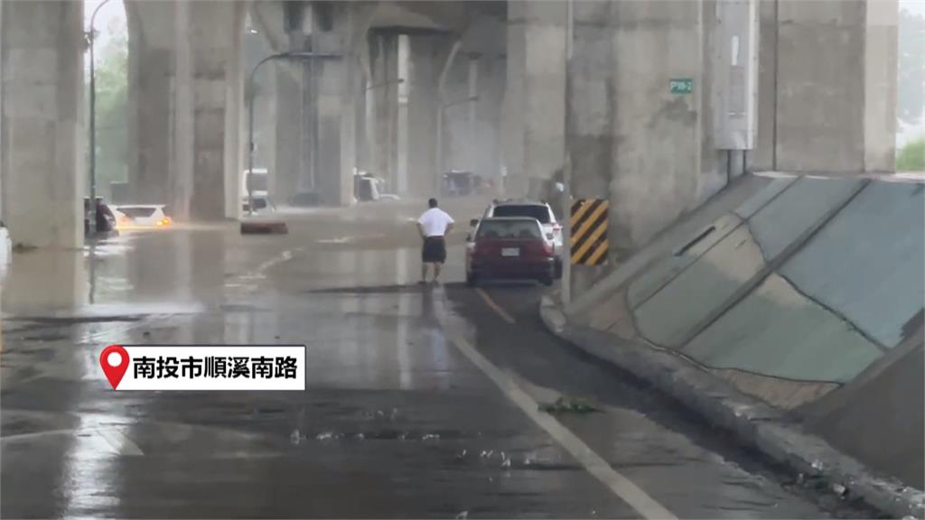 南投貓羅溪暴漲! 民眾車內睡到一半「水淹進車」