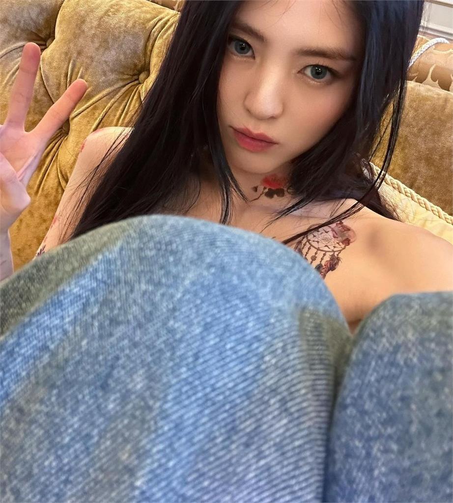 刺青回來了?韓韶禧0瑕疵雪肌「種出一堆花」 刺青回來了?韓韶禧0瑕疵雪肌「種出一堆花」 遍佈上半身嚇壞百萬粉