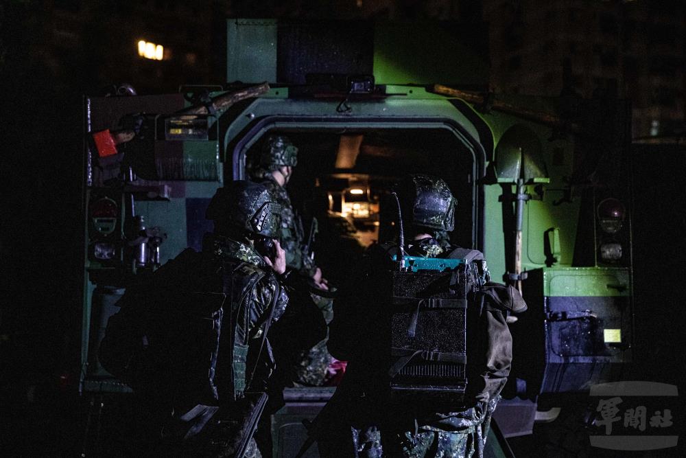 快新聞／情人節也不畏風雨！ 陸軍關指部、甲車現身淡水街頭訓練