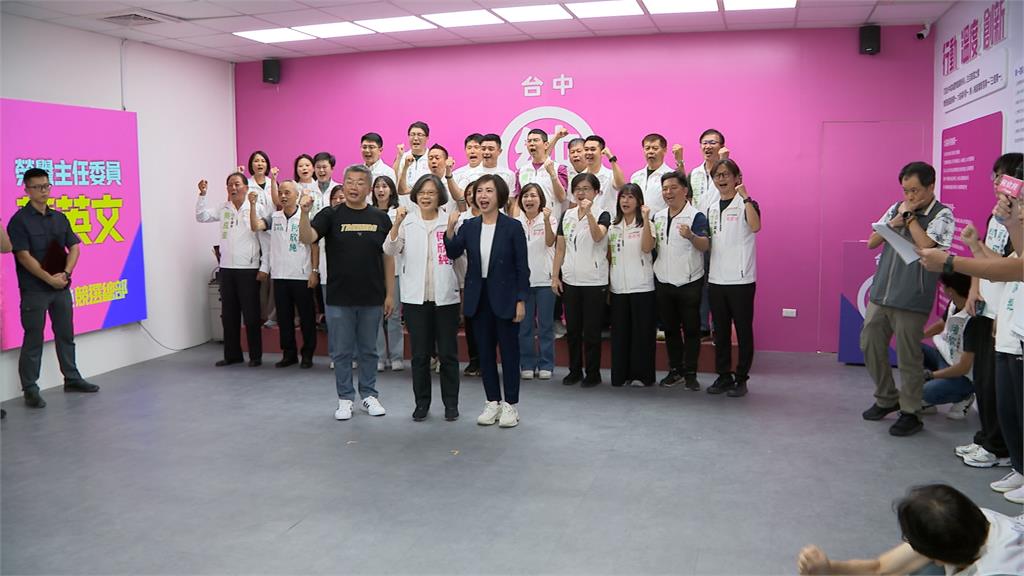 前總統蔡英文助攻何欣純　赴台中競選總部　披榮譽主委背心