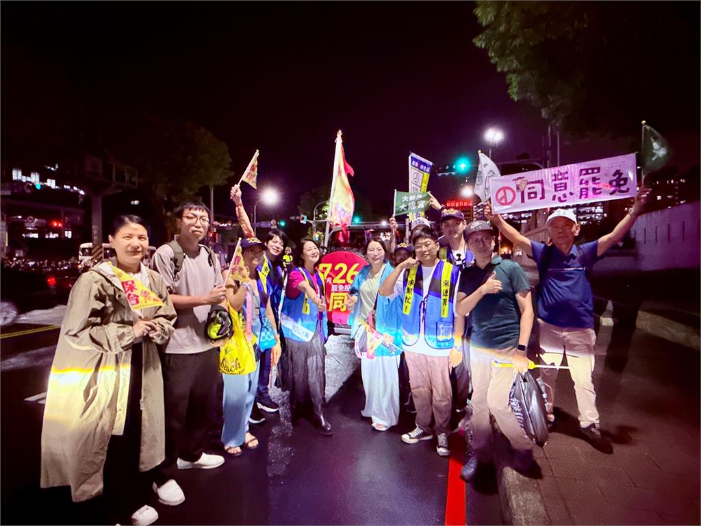 快新聞／辛苦了！吳思瑤、張錦豪頂風雨車掃　新北3區努力催票