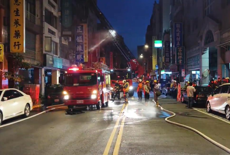快新聞／台北大同旅館清晨火警「黑煙竄出」！51民眾緊急疏散幸無人傷