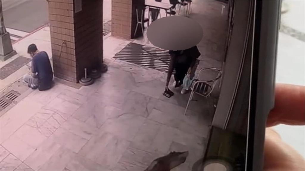 高雄男洗衣店外「遺失錢包」　查監視器竟掉落騎樓遭女子撿走