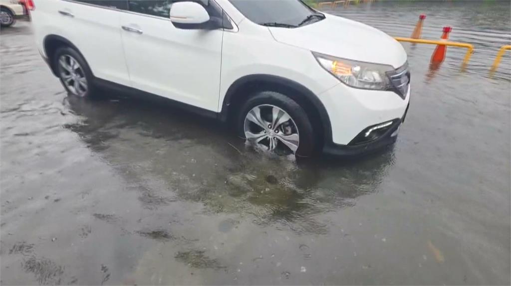 高屏地區雨彈狂炸　高捷紅線傳故障訊號尖峰時段大誤點