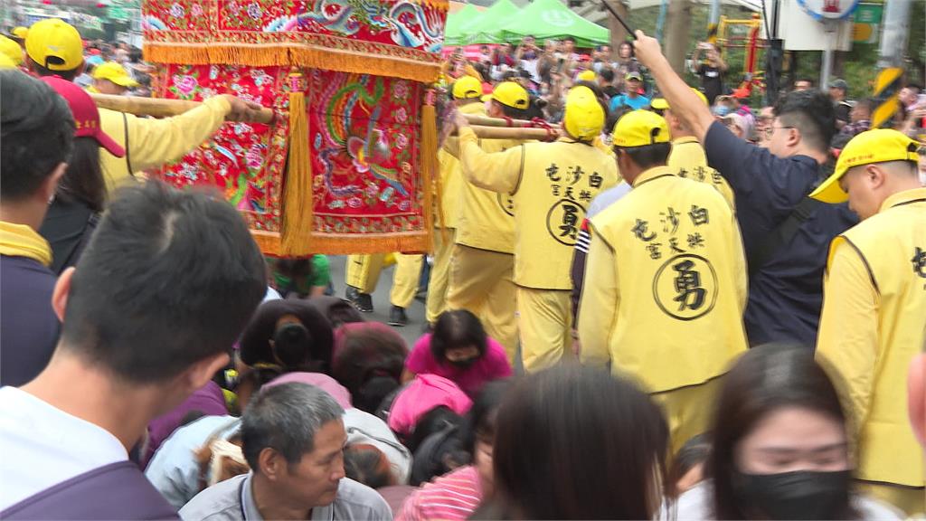 「粉紅超跑」白沙屯媽祖贊境新北! 最終站慈惠宮「百年會香」