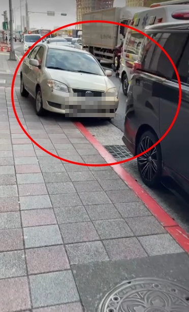 影/北市忠孝西路「特權紅線」 整排停滿滿!不甩救護車狂響鳴笛…網罵翻