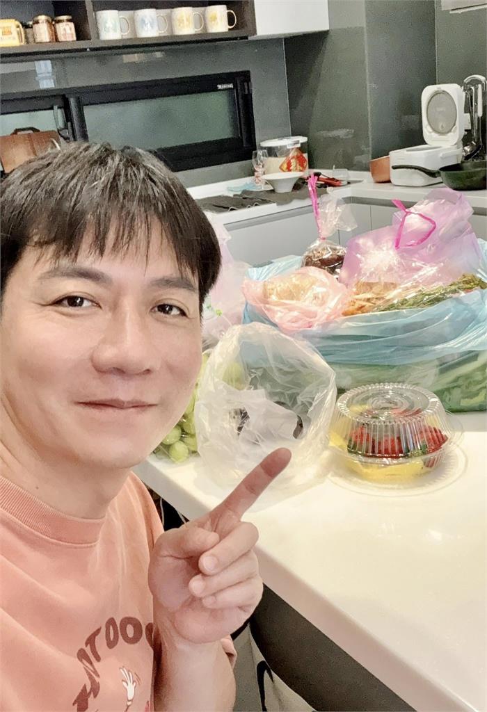 鹿港「900元天價自助餐」惹議!總鋪師歌手曬「滿滿肉菜」網驚:要賺什麼