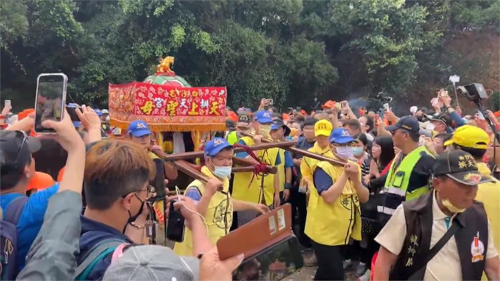 白沙屯媽估下午回到拱天宮 逾18萬香燈腳 擠爆換轎現場