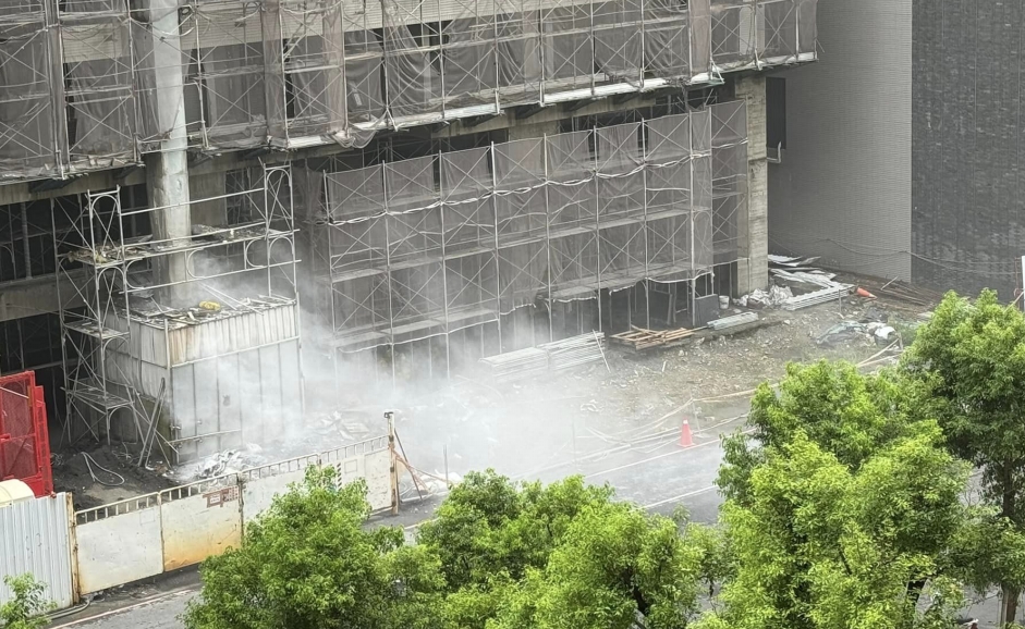 高雄施工建案揚起大量粉塵 居民怨:空氣品質亮紅燈