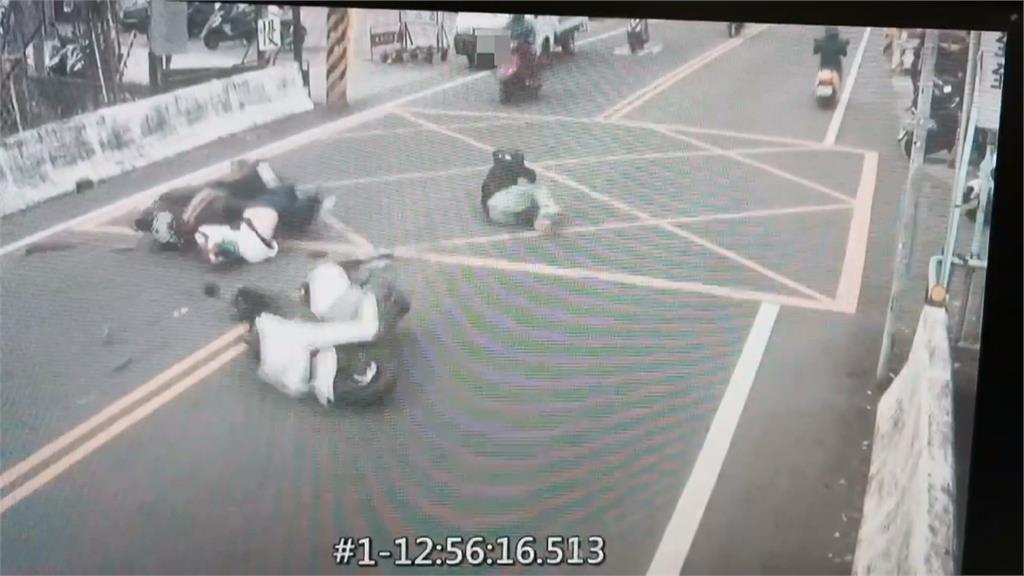 屏科大學生「騎車打招呼」沒看路　不慎追撞前車害摔車
