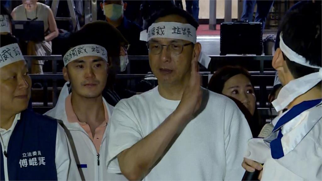 台上哭喊、號召群眾前進 藍委北檢前上演政治大秀