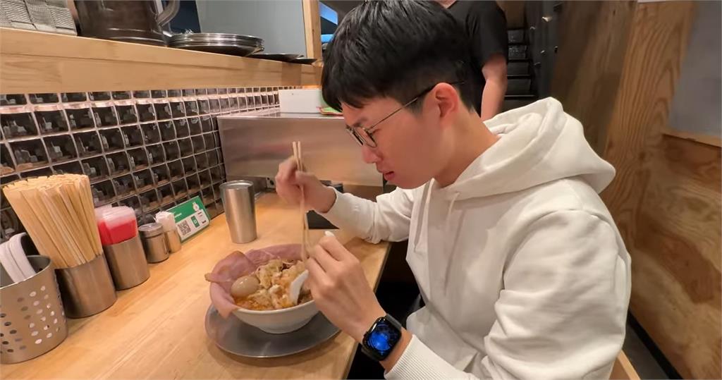 視網膜吃「草莓蛋糕拉麵」吐5字感想 衝擊畫面讓炎亞綸喊:比香菜邪門