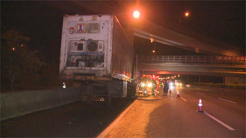 快新聞／國3火燒車！ 貨櫃車疑車輪鎖死起火　司機搶救冷凍漁貨