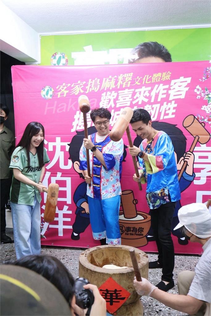 快新聞／嗨翻信義區！沈伯洋、吳沛憶合體「超強新人」賣力搗麻糬　喊話：展現城市韌性