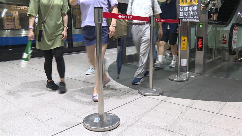 「這」能當槓鈴? 保全遭目擊「舉紅龍柱練臂」 北捷:已開罰