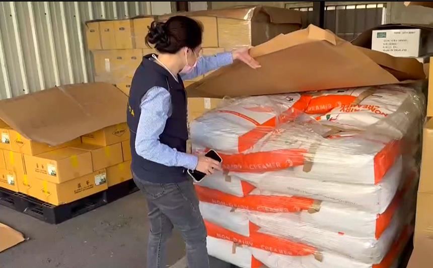 手搖飲原料放戶外曝曬　疑任貓狗竄跳　食安處稽查揭缺失