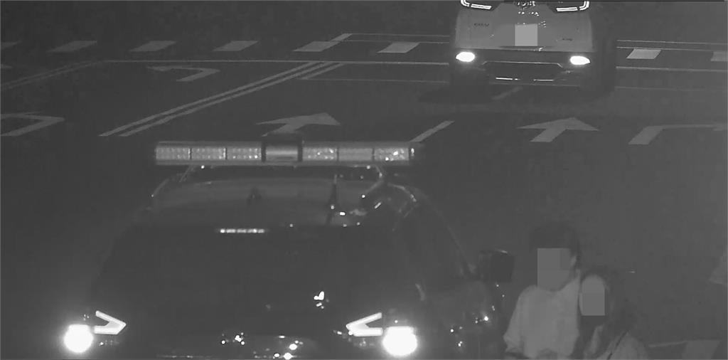 快新聞/星國情侶逛夜市掉護照 台中警追公車尋物「5分鐘就找到」