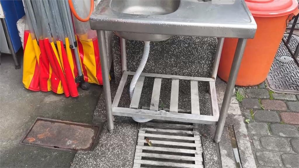 「在地」美食？　雲林西螺鵝肉店水溝蓋瀝筍乾畫面曝