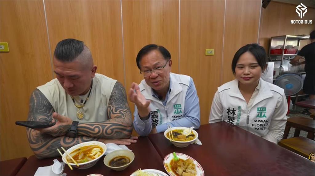 不只柯文哲羊肉爐!館長直播同框張啟楷用餐「旁邊小雞沒碗筷」惹議
