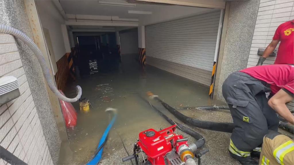 澎湖暴雨馬公透天厝停車場淹水　14部汽機車慘泡水！住戶質疑污水工程釀禍