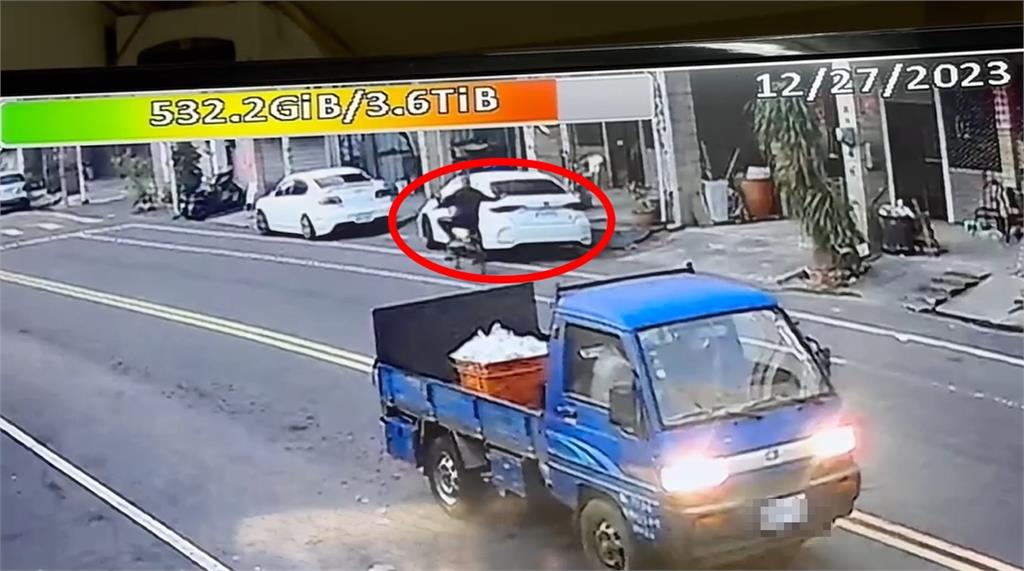 撞車後逃逸！　肇事駕駛折返留字條　車主怒報警