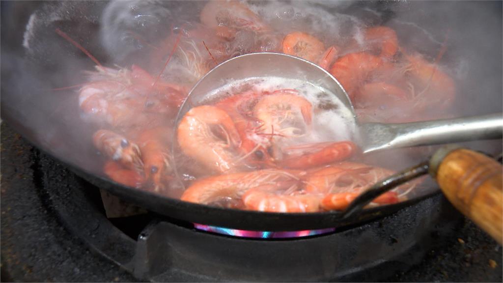 在地野生海產現捕現煮　屏東大鵬灣「野生螃蟹粥」吸客