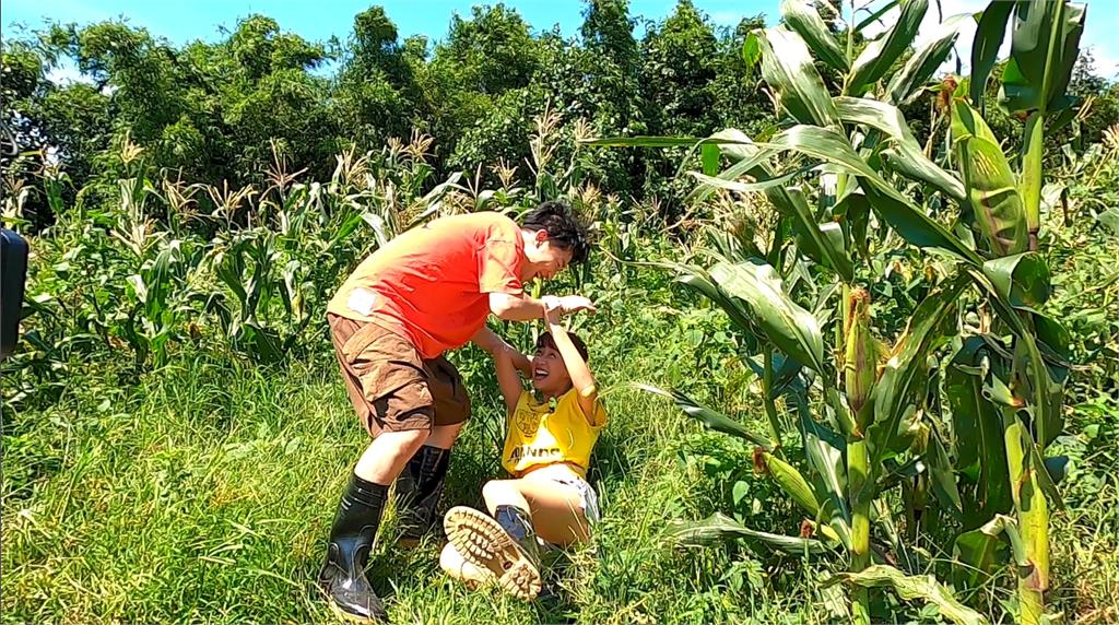 籃籃把張立東往身上拉「幸福的一瞬間」！張立東忍不住大喊：「把鏡頭關掉」