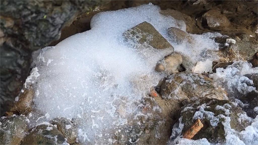 基隆河油污事件不到一個月　「暖暖溪」爆冒白色泡沫