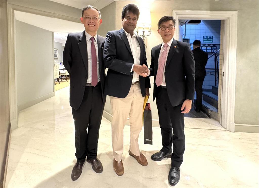 快新聞／親藍粉專大翻車！被列立法院翹班名單　鍾佳濱秀照片狠打臉