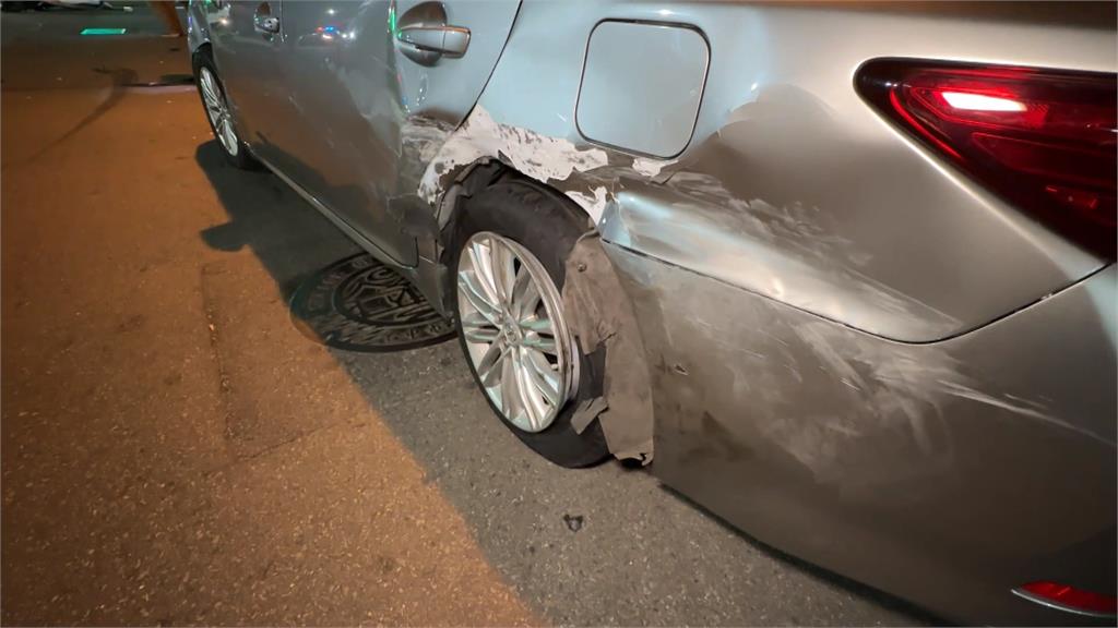 白車橫躺路中四輪朝天! 台中女駕駛撞路邊車輛翻車