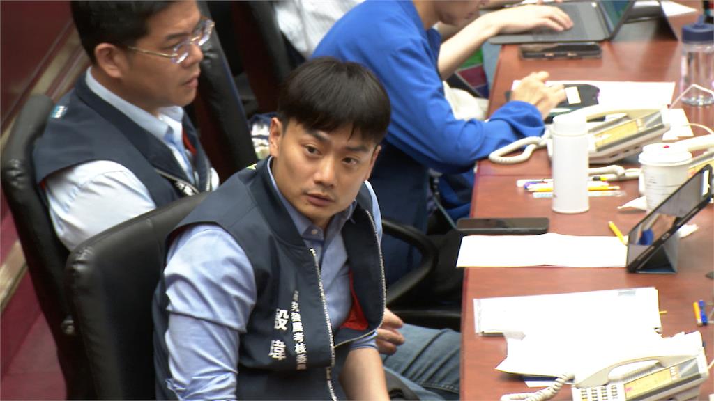殷瑋質詢大戰議員挨轟「尾巴咬狗」　網酸：蔣萬安變【小殷男孩」