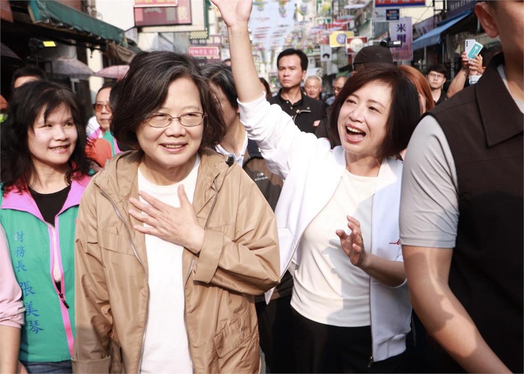 快新聞/回起家厝被告白!蔡英文吃美食、摸鸚鵡 廟東商圈暴動了